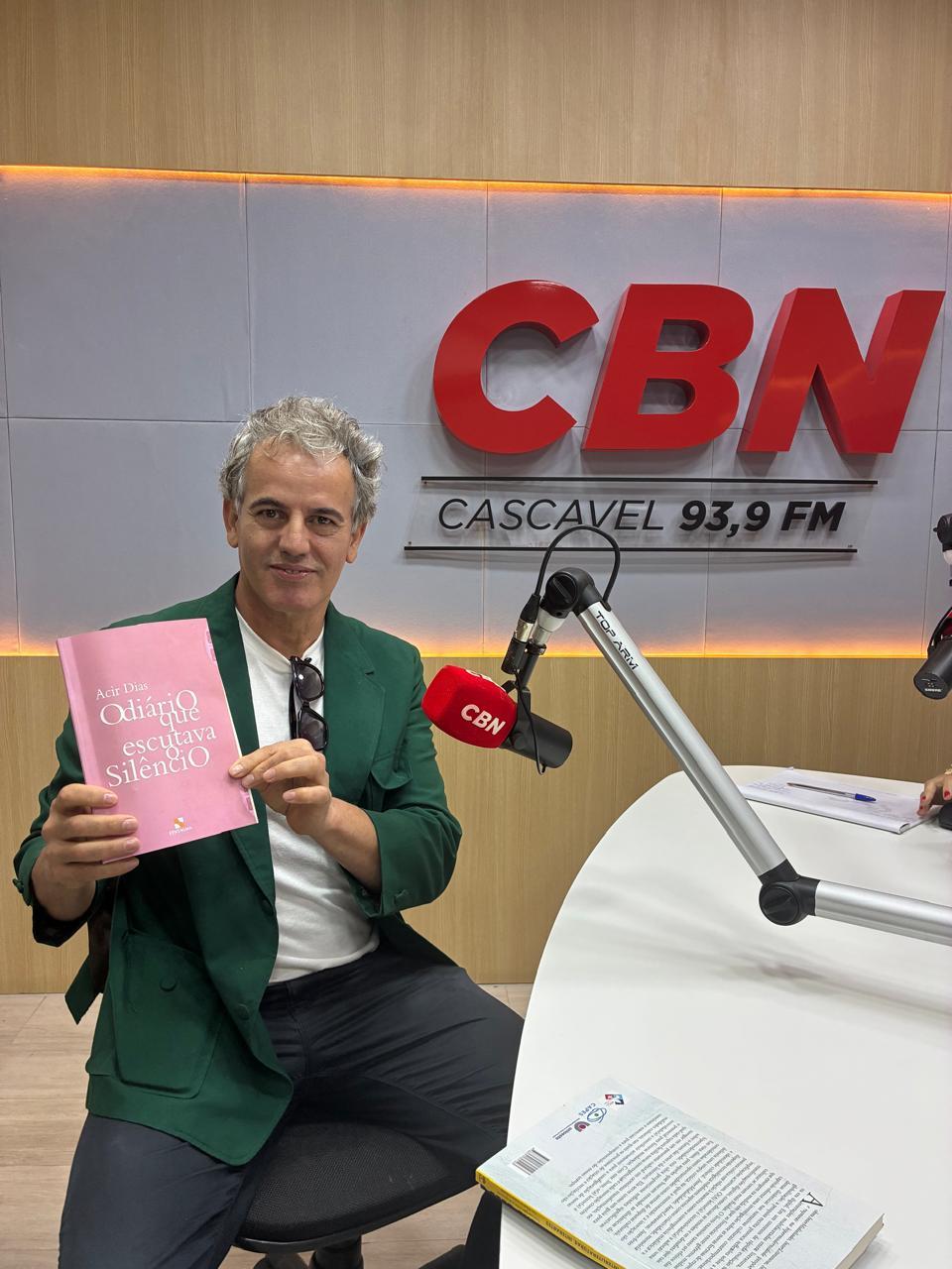 Professor e escritor Acir Dias lança os livros 'O Diário que Escutava o Silêncio' e 'Páginas Mortas das Árvores'