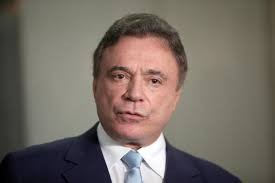 "Serei candidato ao Senado para continuar servindo o Paraná e o Brasil"