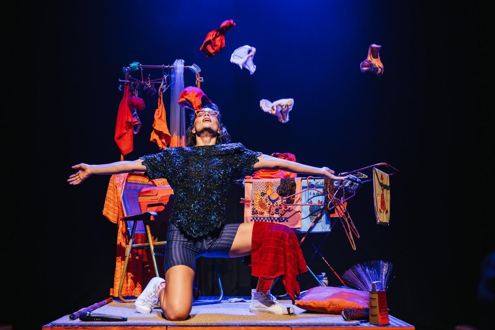 Após lotar plateias no Paraná, espetáculo sobre exaustão materna chega a Cascavel