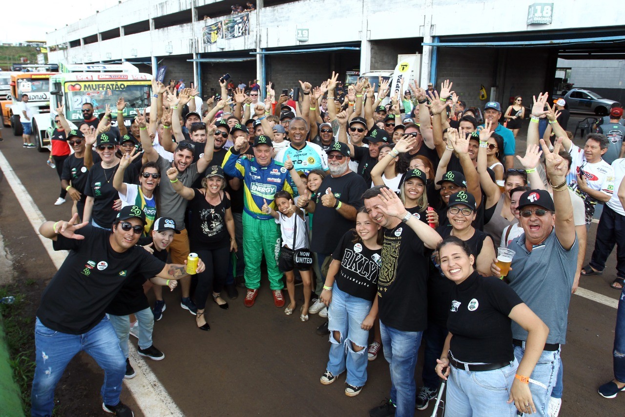 Muffato comemora a vitória com parentes e amigos(Foto: Vanderley Soares e Tiago Guedes)