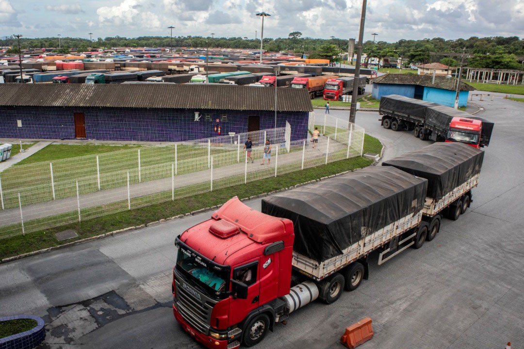 Estradas: caminhoneiros levam até 6h de Curitiba até Paranaguá