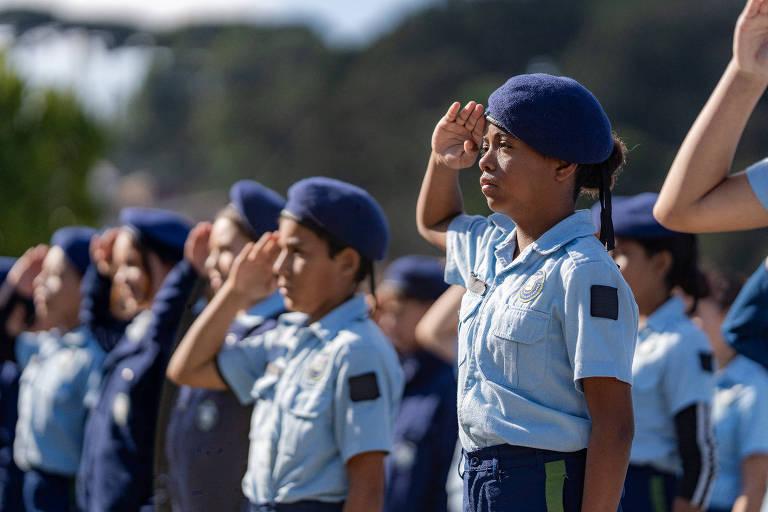 Procura por escolas cívico-militares aumenta no Paraná