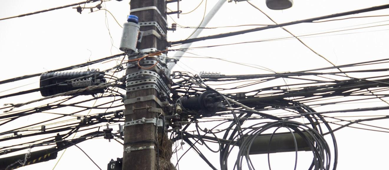 Copel realiza retirada de fiação irregular em Cascavel