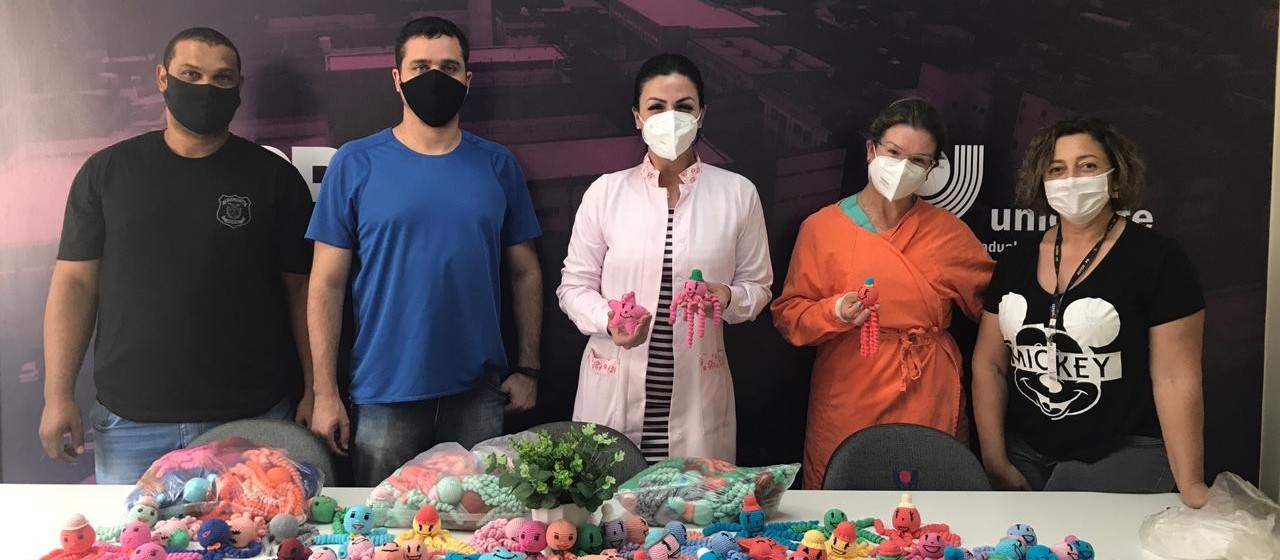 Hospital Universitário recebe polvos e estrelas feitos de crochê por presos