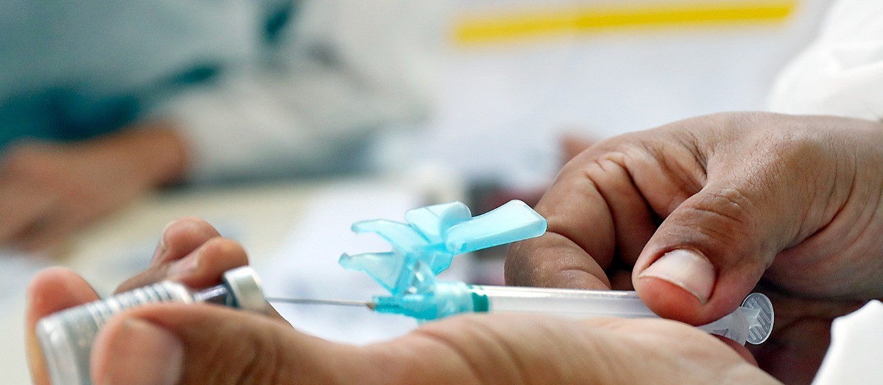 Cascavel faz repescagem da vacina para pessoas com 20 anos ou mais nesta quarta-feira