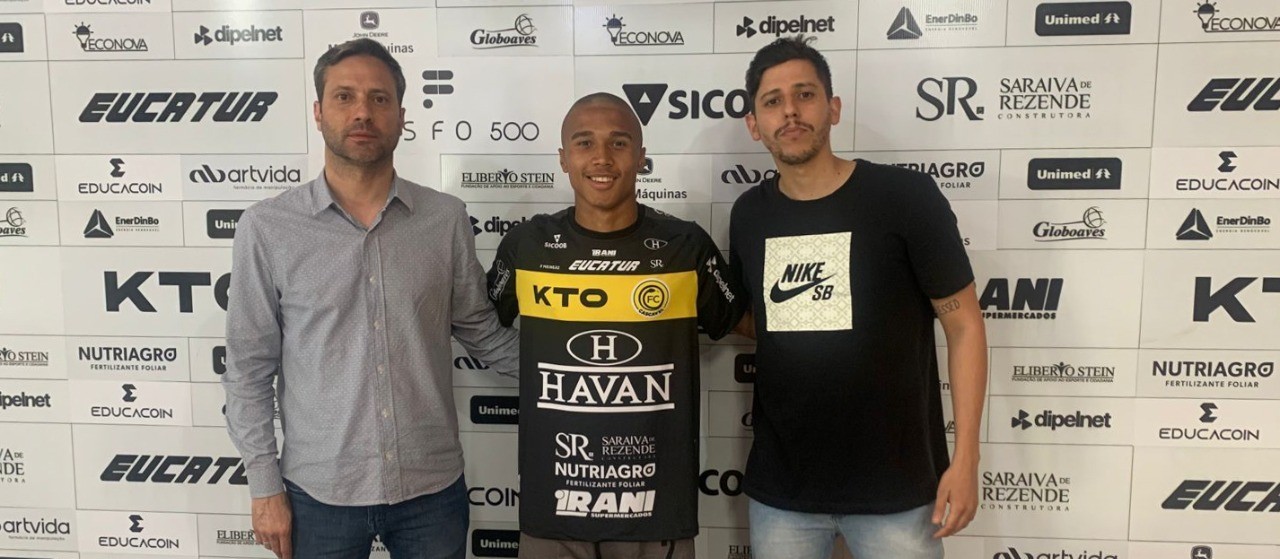 Pedrinho, jogador de base do FC Cascavel assina o primeiro contrato profissional