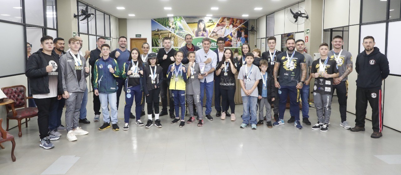 Medalhistas do Kickboxing são recepcionados pelo prefeito Paranhos