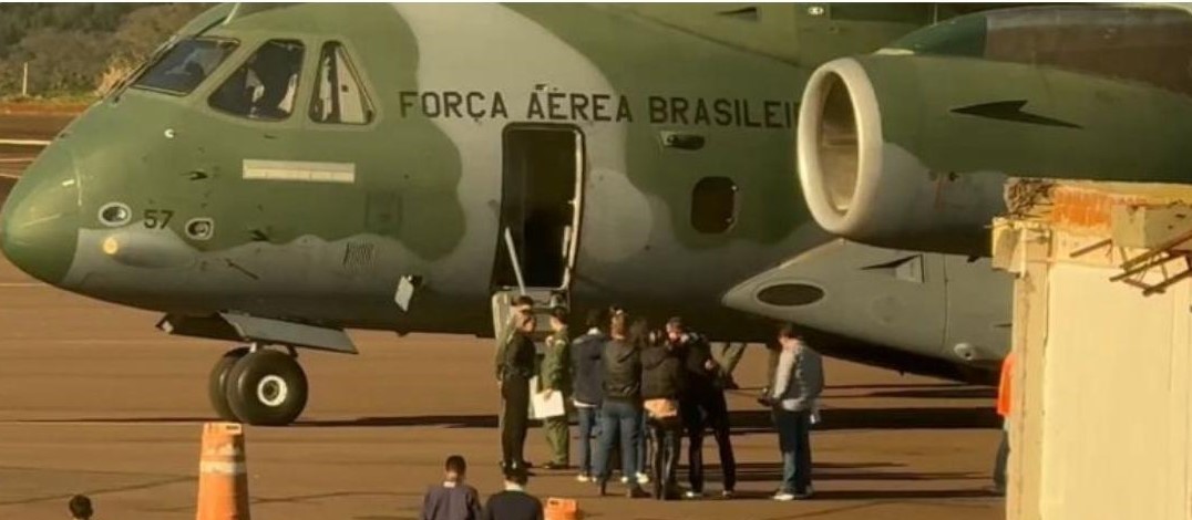 Avião da FAB com 12 corpos aterrissa em Cascavel nesta sexta-feira (16), por volta das 11h30