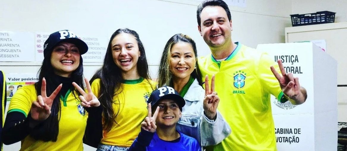 Ratinho Junior (PSD) vota ao lado da família e vestido com a camisa da seleção brasileira