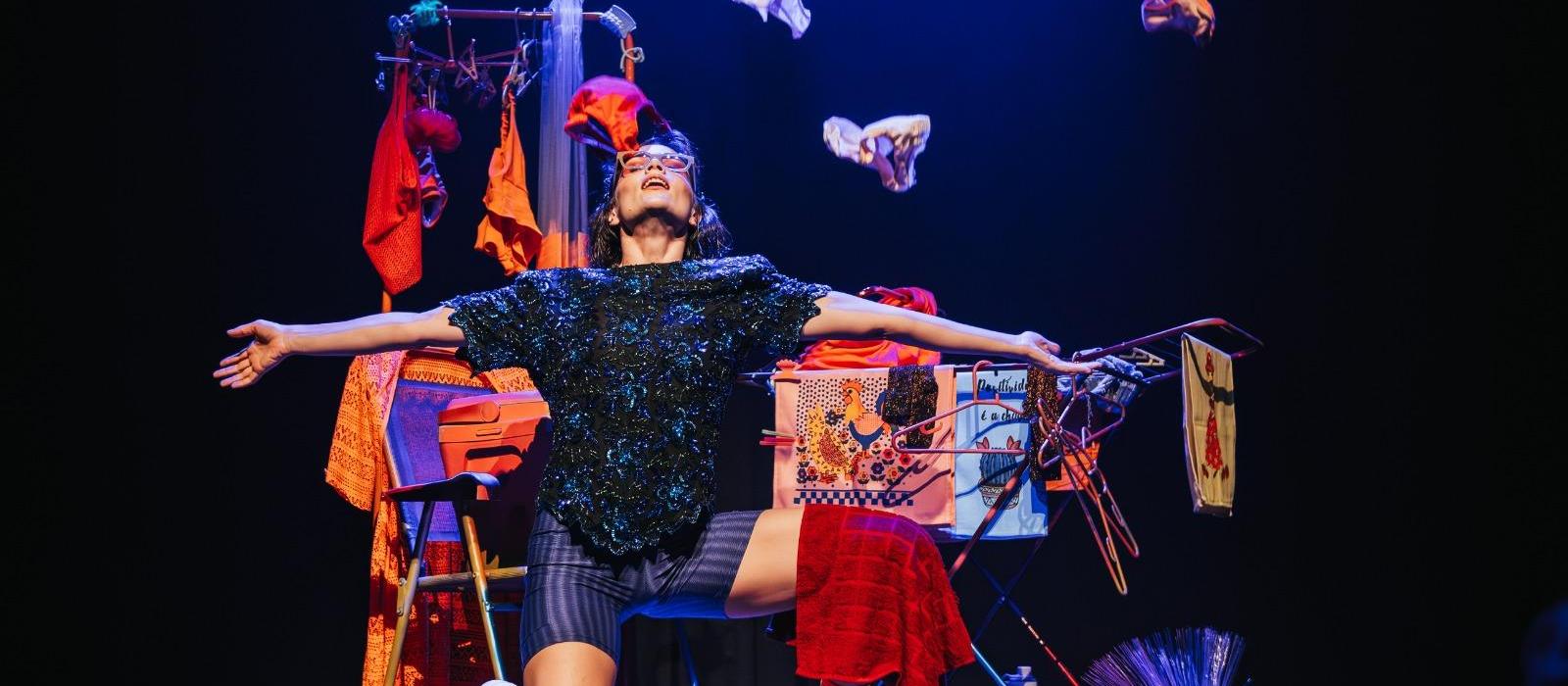 Após lotar plateias no Paraná, espetáculo sobre exaustão materna chega a Cascavel