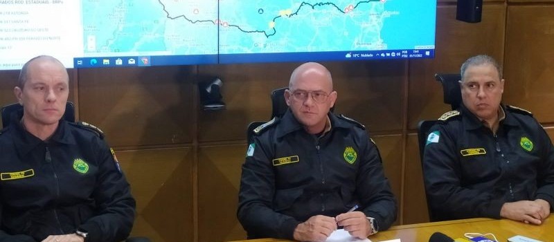 Polícia afirma que não vai usar força para liberar as estradas bloqueadas no Paraná