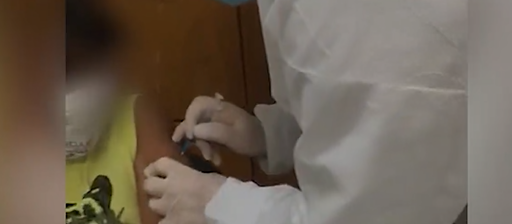 Em vídeo  enfermeira finge aplicar vacina em criança em escola de Cascavel 