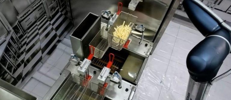 Robô cozinheiro vira alternativa para  fast-food  