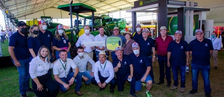 Ação Entre Amigos: Uopeccan entrega trator para ganhador no Show Rural