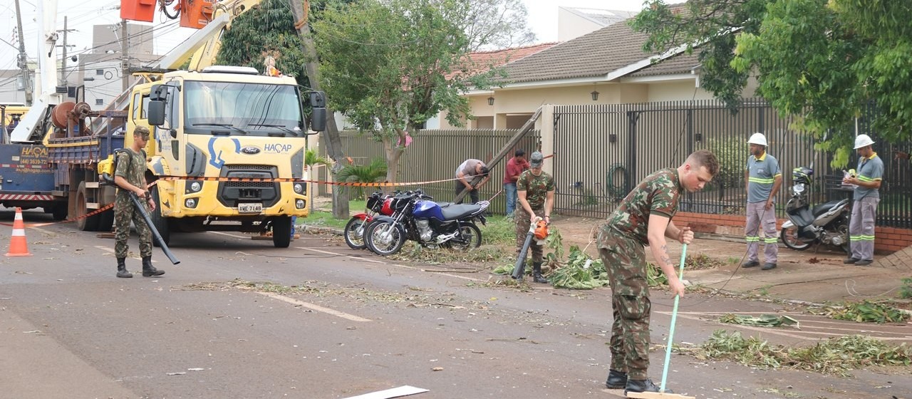 Exército realiza limpeza de ruas após o temporal 