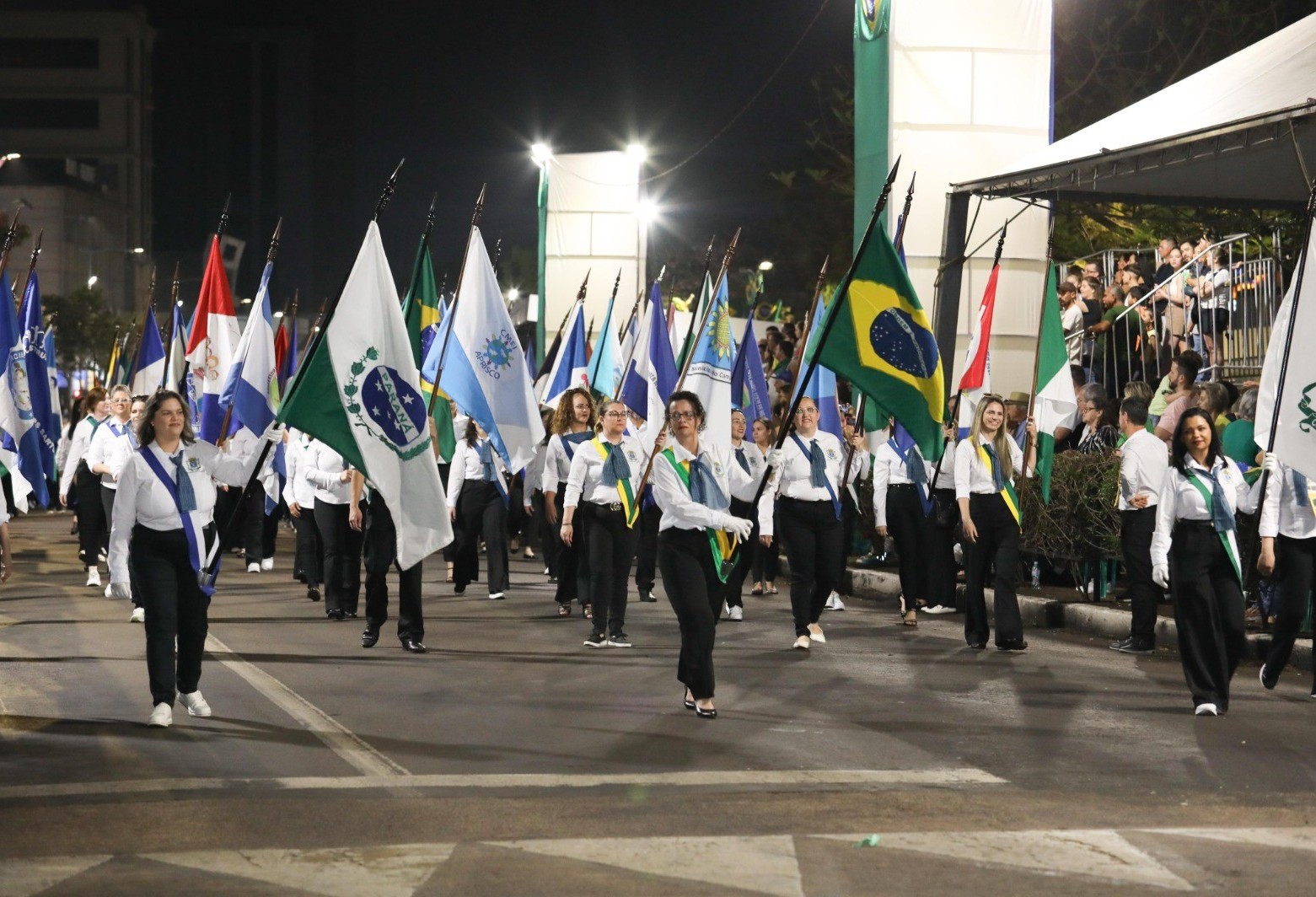 Desfile cívico-militar reúne cerca de 45 mil pessoas na Avenida Brasil em Cascavel