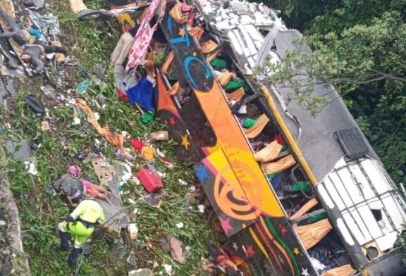 Doze morrem após ônibus tombar na BR-376 em Guaratuba