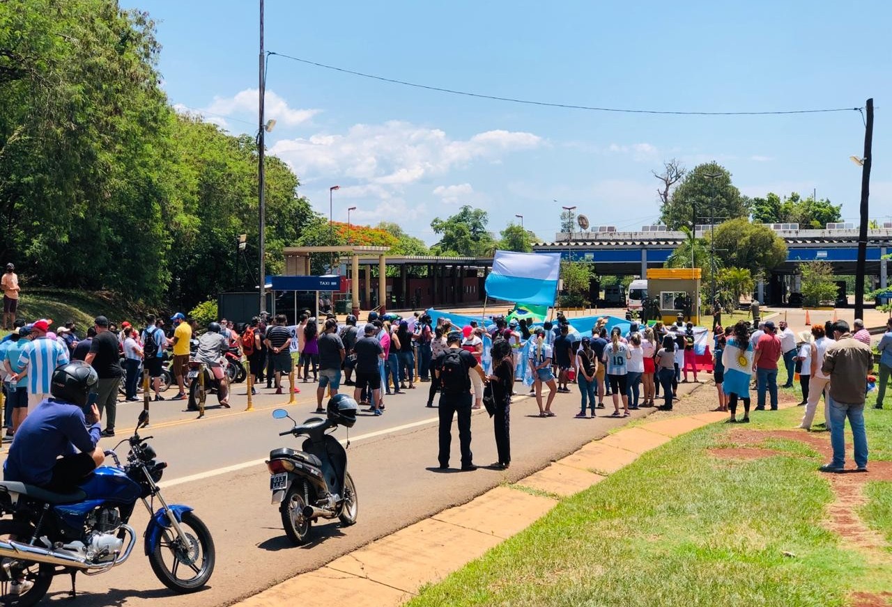 Profissionais do turismo argentino protestam pela reabertura da ponte entre Argentina e Brasil 