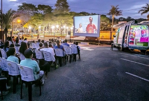 'Cinesolar': projeto exibe filmes em praça pública usando energia solar