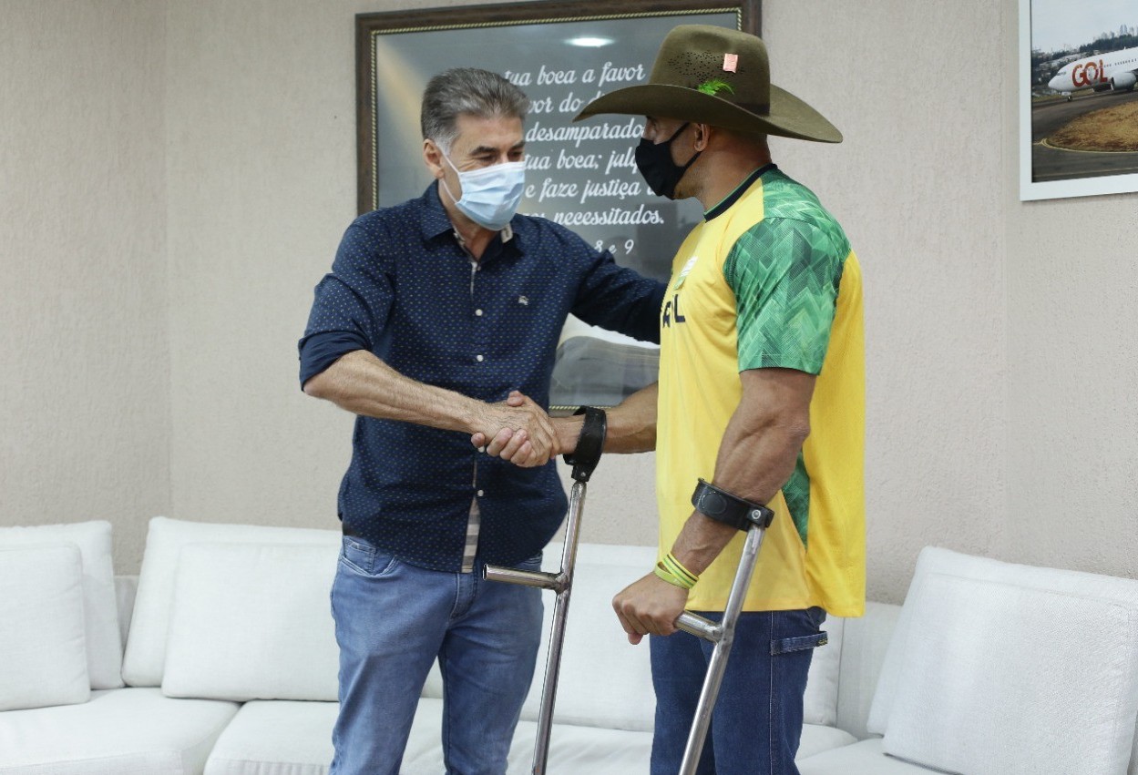 Prefeito Paranhos recebe visita de atleta medalha de ouro nas Paralimpíadas
