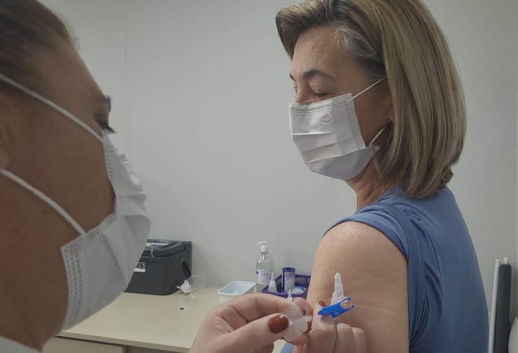Idosos com mais de 60 anos recebem vacinação bivalente em Cascavel 