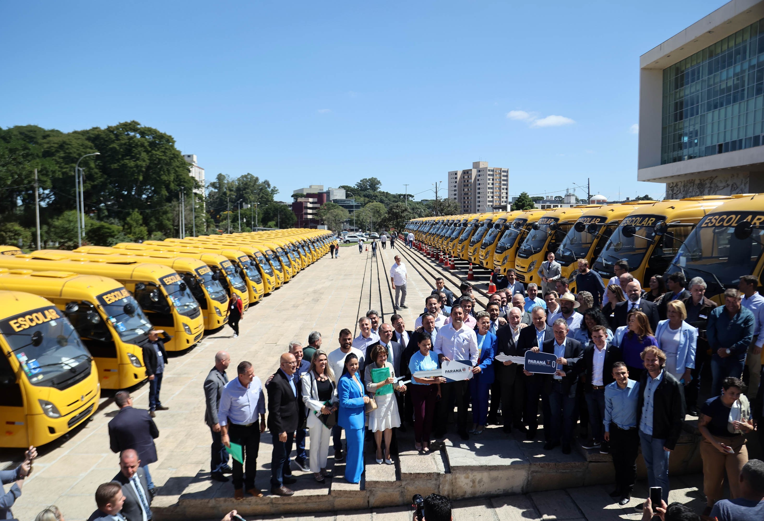 Governo do Paraná entrega 173 ônibus escolares 