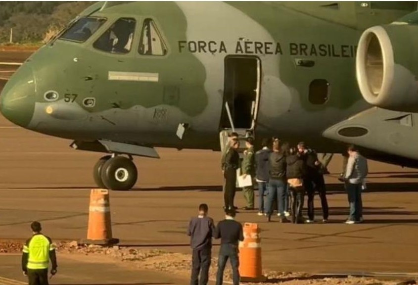 Avião da FAB com 12 corpos aterrissa em Cascavel nesta sexta-feira (16), por volta das 11h30