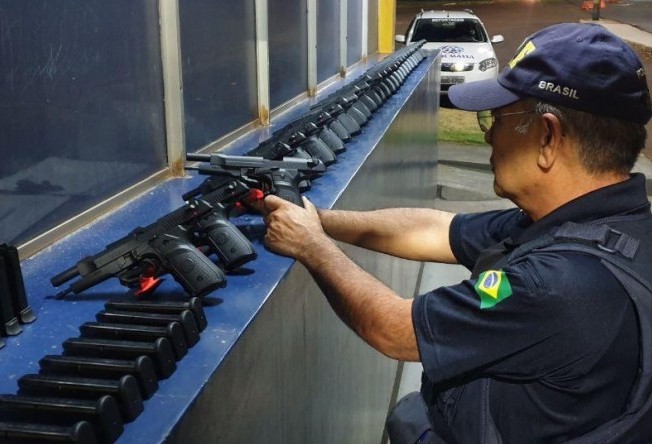 Após 20 km de fuga, PRF apreende no Paraná 29 pistolas que iriam para o RJ