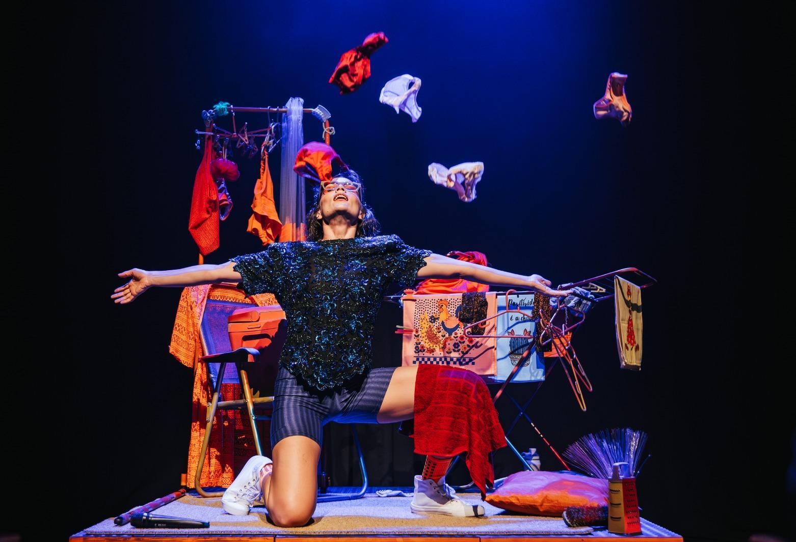 Após lotar plateias no Paraná, espetáculo sobre exaustão materna chega a Cascavel