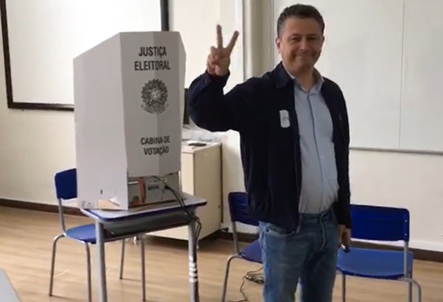 Candidato a governador do Paraná, Ricardo Gomyde (PDT) vota no Colégio Nossa Senhora de Sion