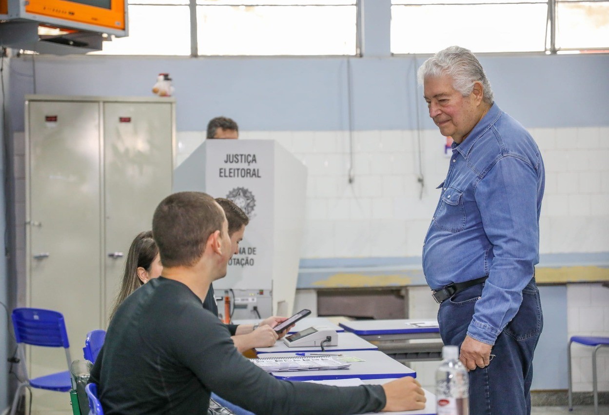 Requião vota na região central de Curitiba 
