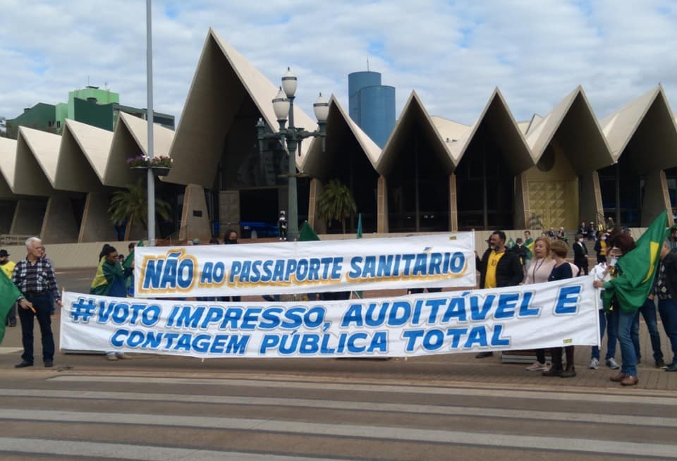 Apoiadores de Bolsonaro realizam ato pedindo voto impresso
