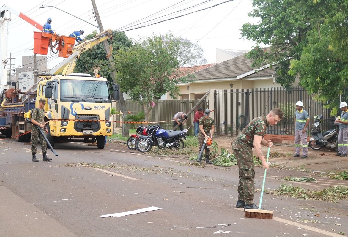 Exército realiza limpeza de ruas após o temporal 