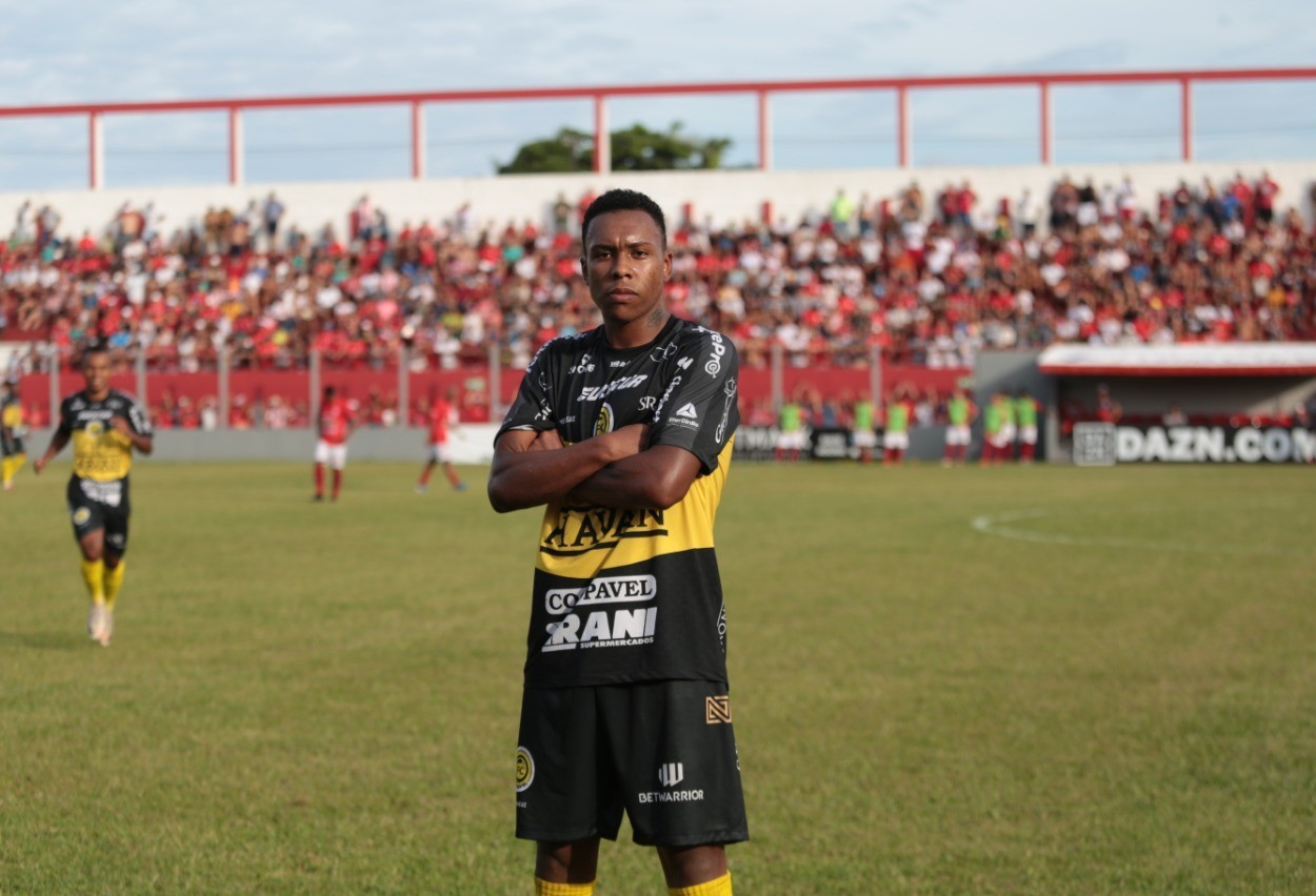 Lateral-esquerdo Quaresma deixa o FC Cascavel para jogador no futebol português