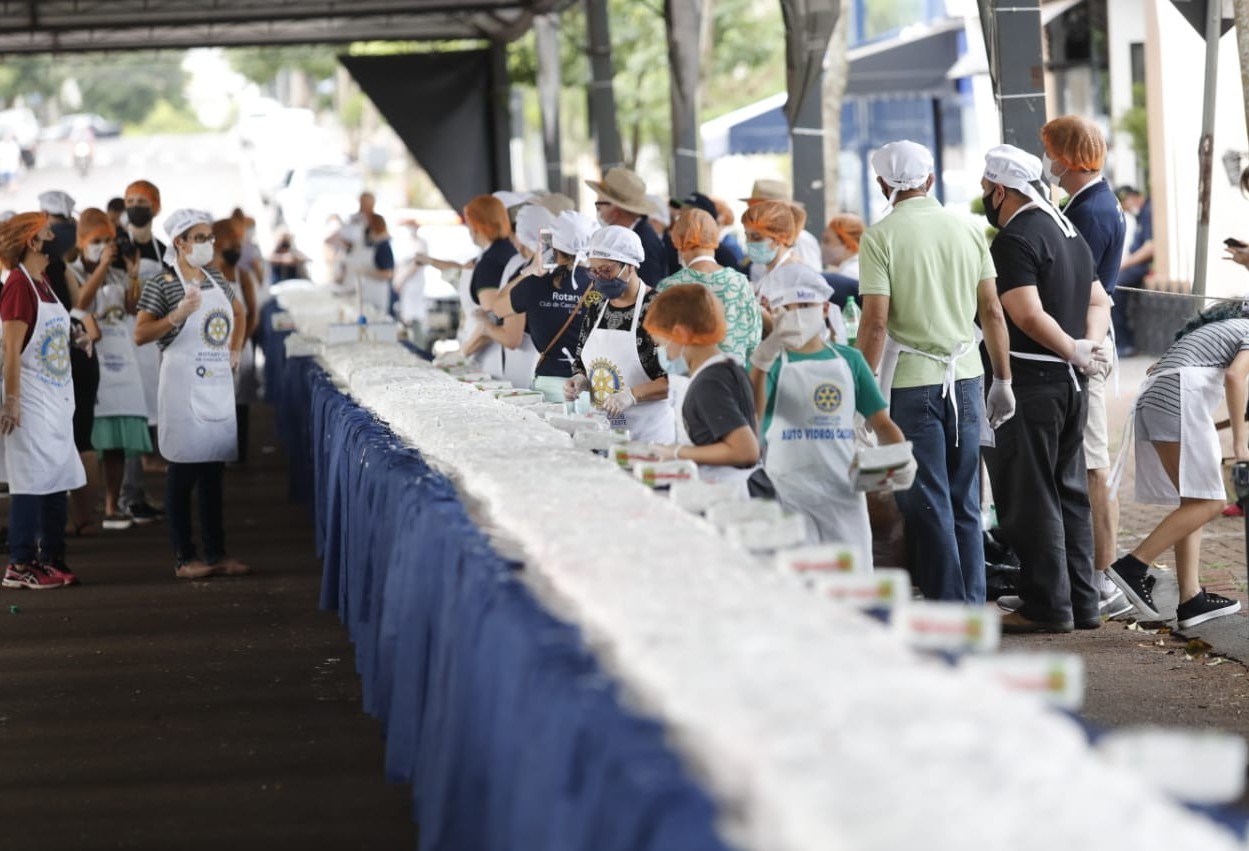Bolo de 70 metros é distribuído à população para comemorar aniversário de Cascavel