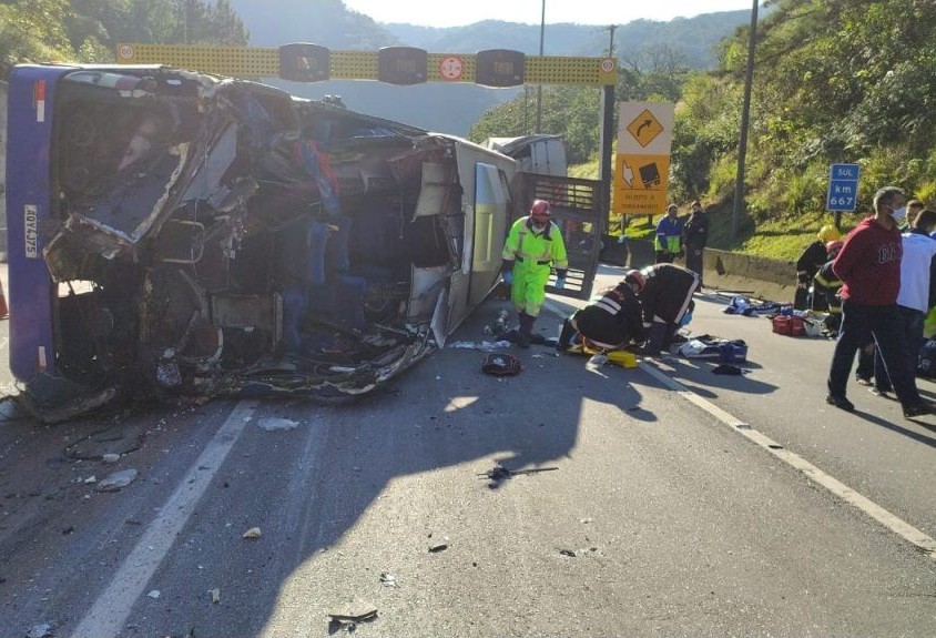 Ônibus que tombou na BR-376 levava equipe de futsal de Umuarama; duas pessoas morreram