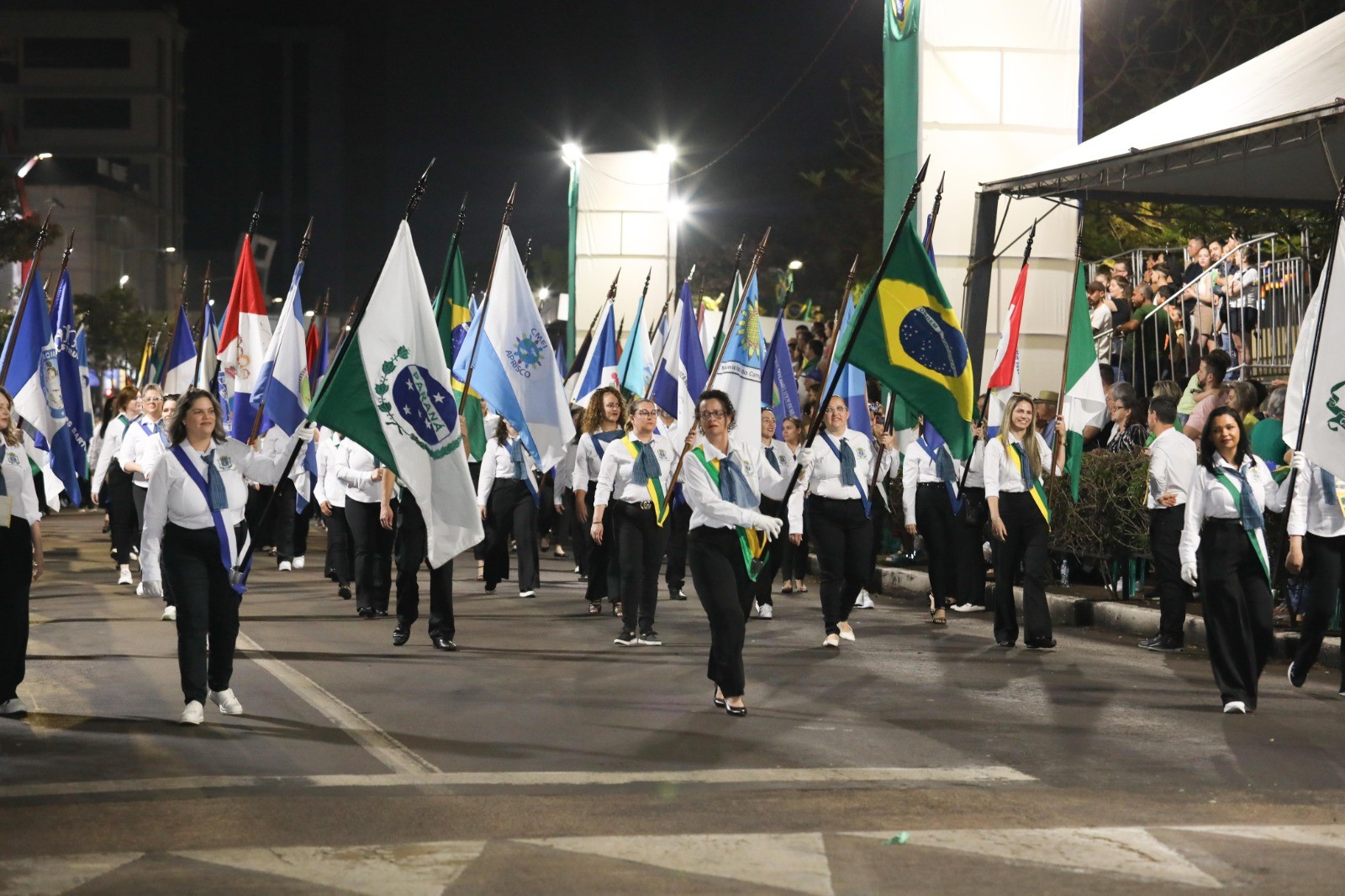 Desfile cívico-militar reúne cerca de 45 mil pessoas na Avenida Brasil em Cascavel