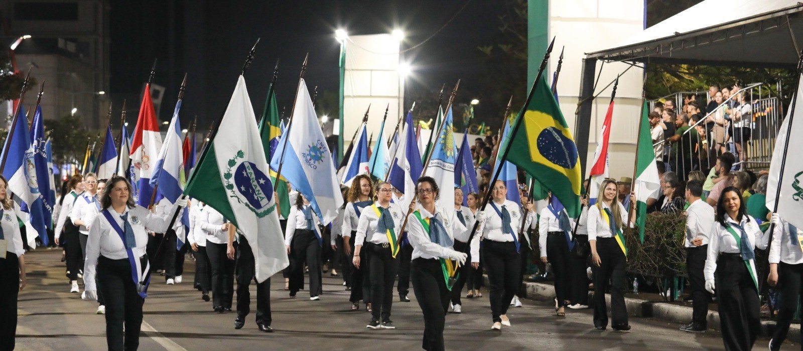 Desfile cívico-militar reúne cerca de 45 mil pessoas na Avenida Brasil em Cascavel