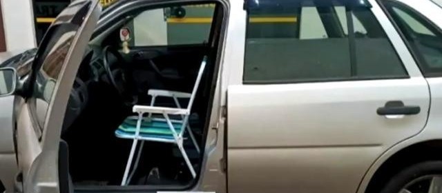 Homem é preso ao dirigir carro com cadeira de praia no Sudoeste 