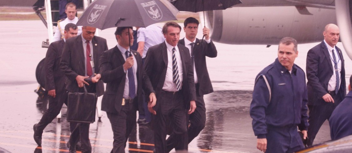 No aeroporto, presidente Jair Bolsonaro conversa com a imprensa