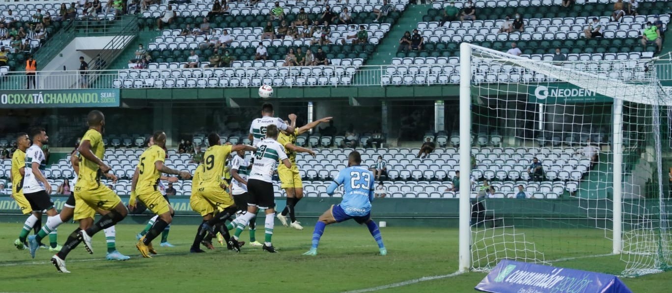 FC Cascavel empata com o Coritiba e segue entre os líderes 