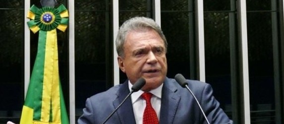 "Precisamos derrubar essa taxa adicional de 0,25%, os bancos já ganham demais "diz Álvaro Dias