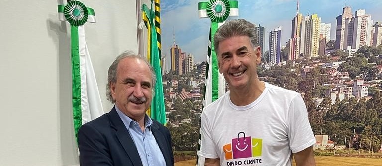 Paranhos viaja para Portugal em missão da CNM e Renato Silva assume a prefeitura 