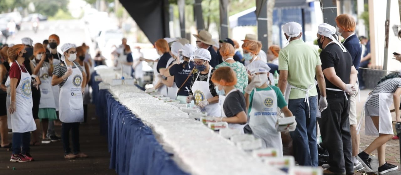 Bolo de 70 metros é distribuído à população para comemorar aniversário de Cascavel