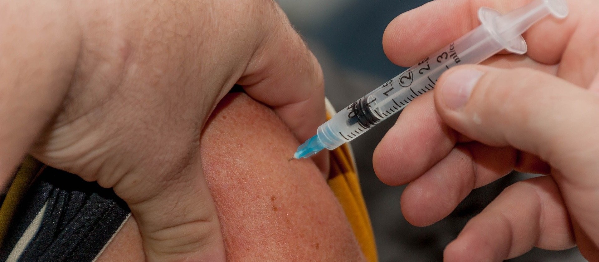 Denúncia aponta que cidades paranaenses aplicaram vacinas AstraZeneca vencida 