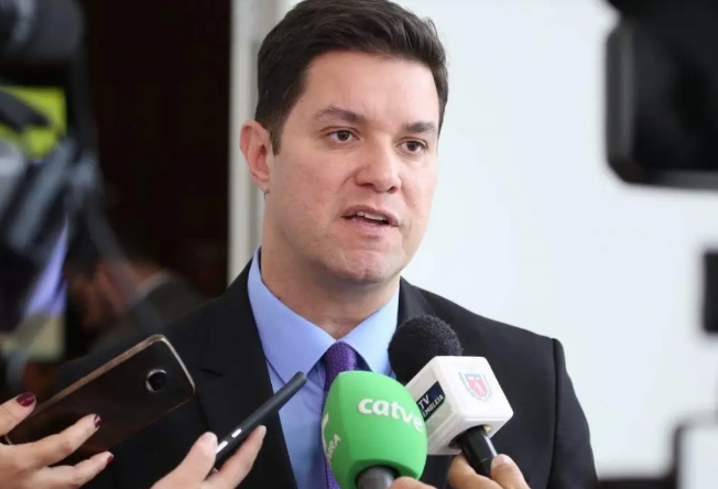 "Devo auxiliar o governador na condução do Governo", diz Guto Silva
