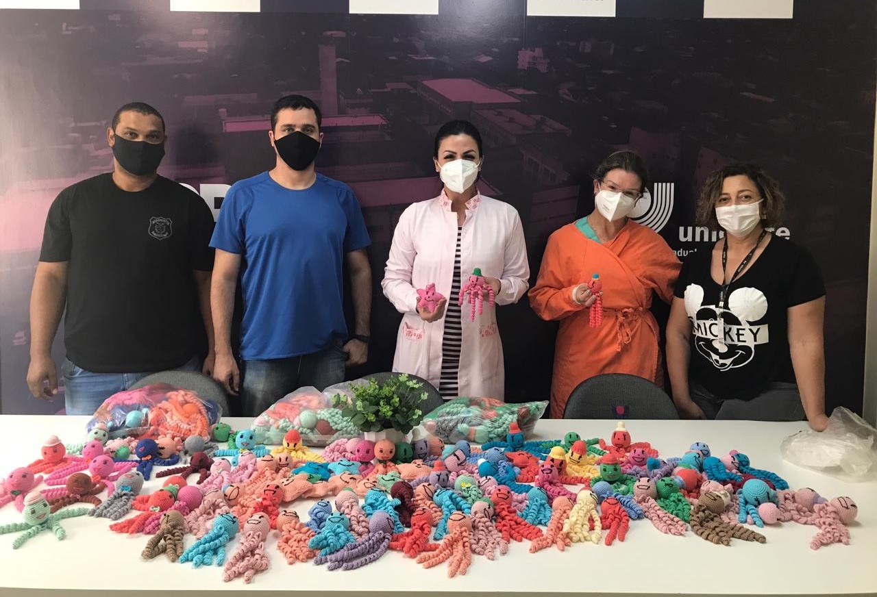Hospital Universitário recebe polvos e estrelas feitos de crochê por presos