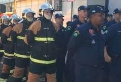 Prefeito entrega uniformes para bombeiros que atuam no Aeroporto Municipal 