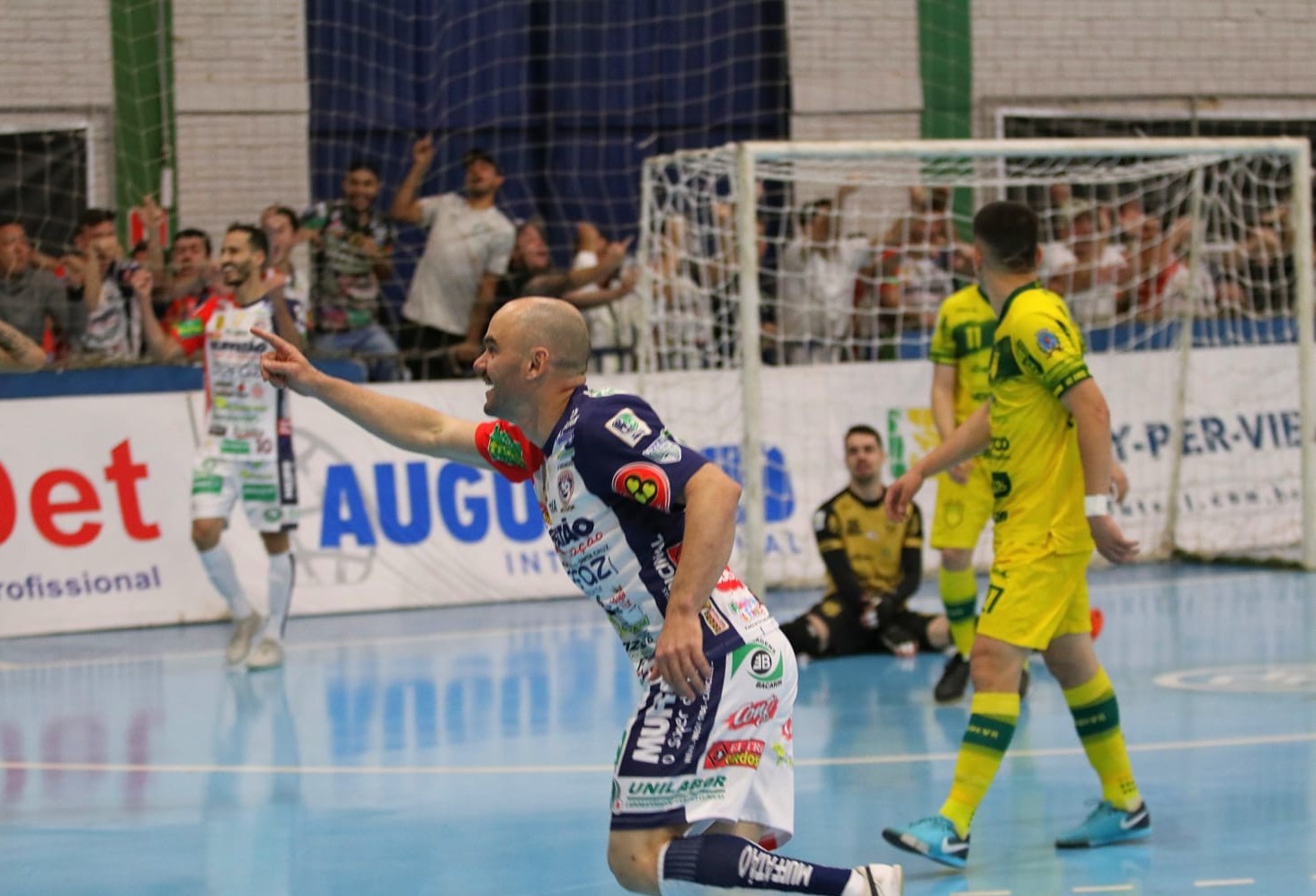 Cascavel Futsal vence no tempo normal e na prorrogação e está nas quartas de final