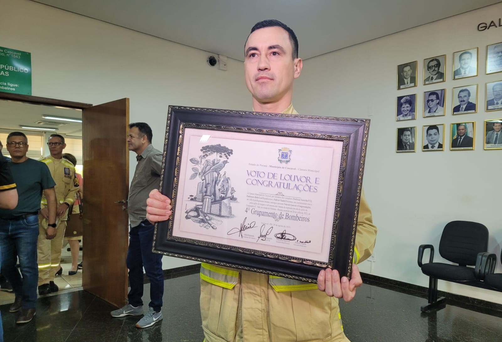 Bombeiros de Cascavel recebem homenagem por trabalhos prestados em explosão de silo em Palotina